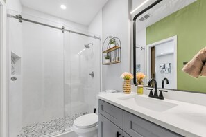 Douche, séchoir à cheveux, serviettes fournies