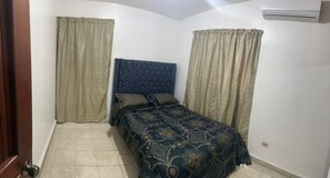 3 habitaciones, tabla de planchar con plancha, wifi y ropa de cama 