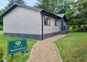 Exterior - Luxurious and bespoke lodge, ideal for a family or a couple’s retreat. (Ashby cum Fenby)