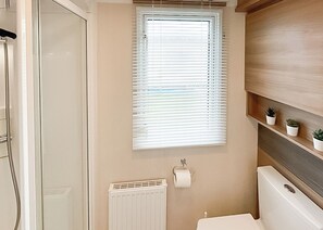 Bathroom - Birch 2 Bedroom Pet Friendly (Clynderwen)