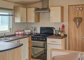 Fridge, oven, stovetop, toaster - Acorn 3 bedroom Pet Friendly (Clynderwen)