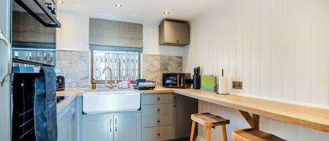 Réfrigérateur, four, plaque de cuisson, grille-pain