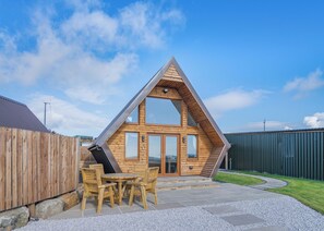 A triangular wooden cabin with a patio, outdoor seating, and a fenced yard. - 1 bedroom accommodation in Ripponden (Ripponden)