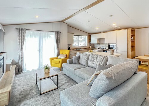 Step into Atlas Oakwood Lodge and experience a new level of luxury.