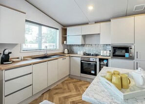 Refrigerador, horno, parrilla de estufa y tostadora