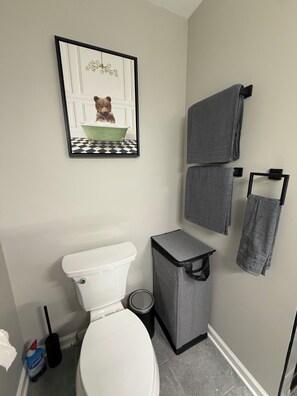 Shower, hair dryer, soap - Heart of Ann Arbor Stay (Ann Arbor)