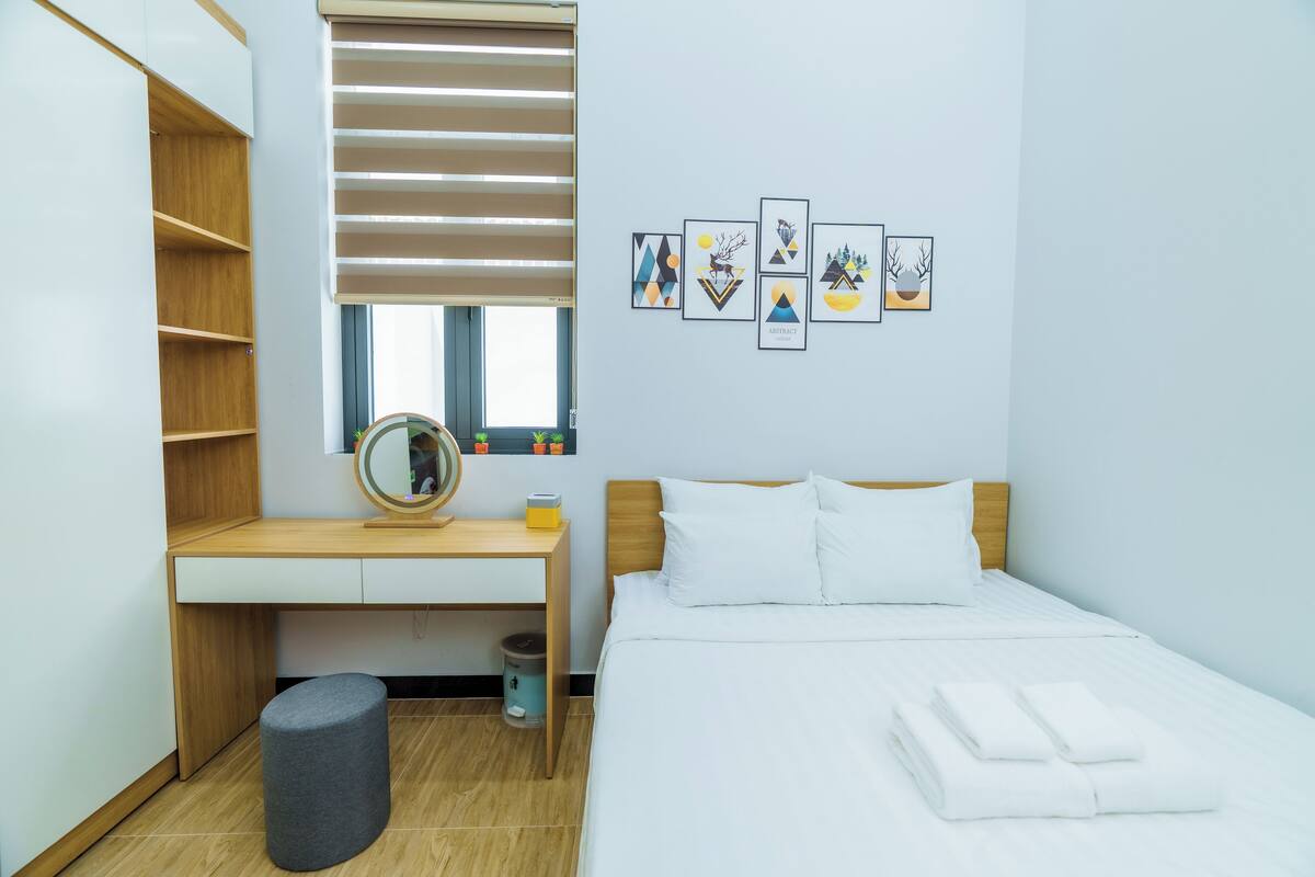 Escritorio, espacio para trabajar con laptop y cortinas blackout
