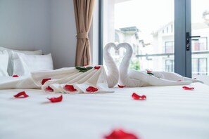 Deluxe Studio | Desk, laptop workspace, blackout curtains, iron/ironing board - HomyPlus Apartment (Binh Thanh)