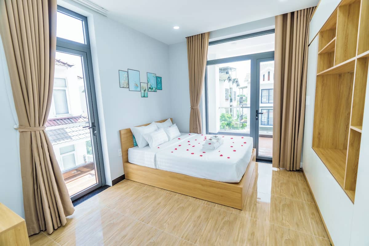 Deluxe Studio, Balcony | Desk, laptop workspace, blackout curtains, iron/ironing board