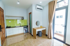 Estúdio luxo, sacada | Cozinha privada | Geladeira, cooktop