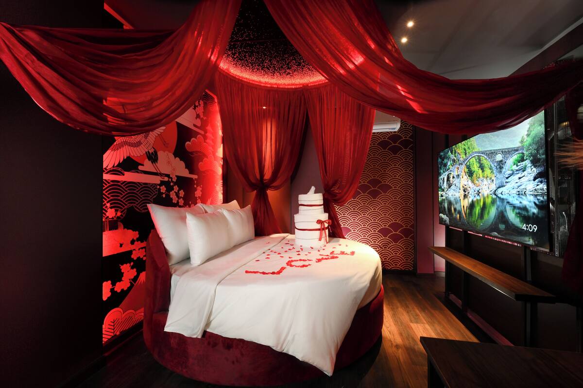 Executive Room, 1 Queen Bed, Jetted Tub | Egyptian cotton sheets, premium bedding, Select Comfort beds
