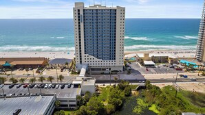 Ein hohes Hotel mit Blick auf das Meer und den Strand.