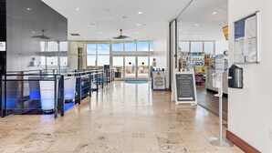 Eine geräumige Lobby mit hoher Decke, großen Fenstern und einem zentralen Atrium.