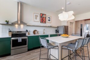 Réfrigérateur, four à micro-ondes, un four, surface de cuisson