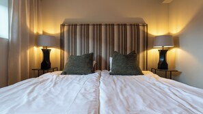 Habitación doble económica | Cortinas blackout y tabla de planchar con plancha