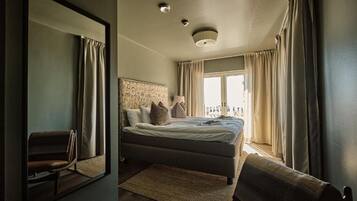 Verduisterende gordijnen, een strijkplank/strijkijzer