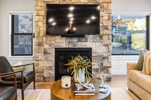 Téléviseur connecté, foyer, table de ping-pong, bureau