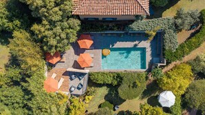 An aerial view of a property with a swimming pool, lounge chairs, and umbrellas. - residence Guddelmoni (Propriano)