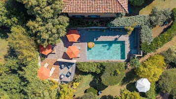 Outdoor pool, pool umbrellas, sun loungers