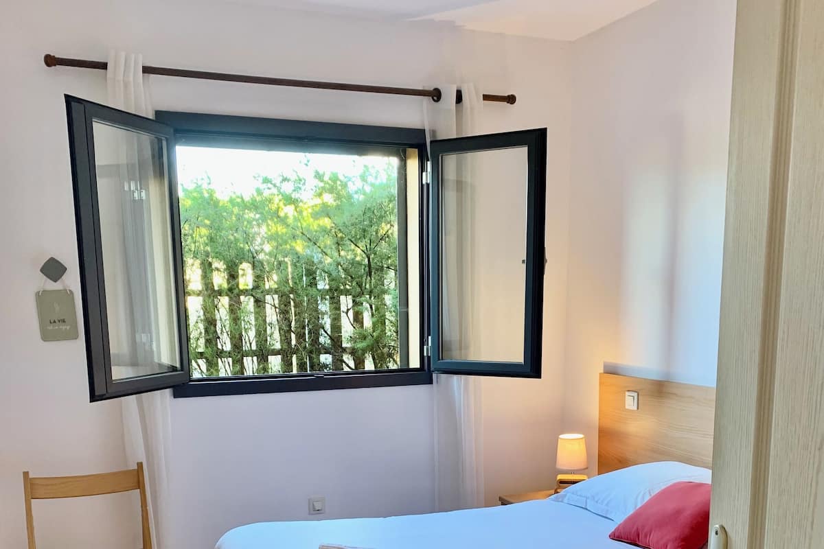 Blackout drapes, iron/ironing board, free WiFi