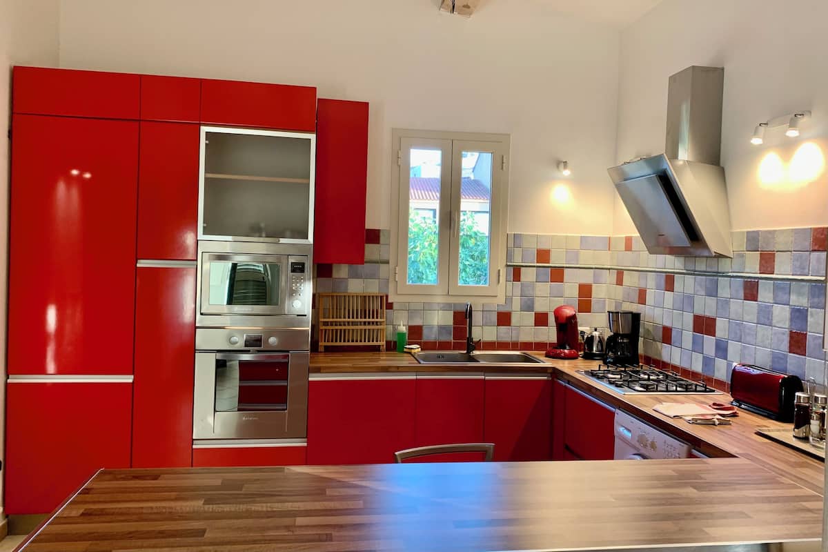 คอมฟอร์ทอพาร์ทเมนท์, 3 ห้องนอน, วิวสวน, หันหน้าสู่ทะเล | ครัวส่วนตัว