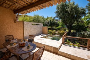 Villa Deluxe, 2 habitaciones, alberca privada, vista al jardín | Terraza o patio