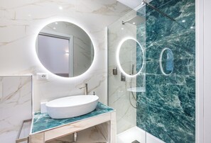Een douche, een haardroger, handdoeken, zeep