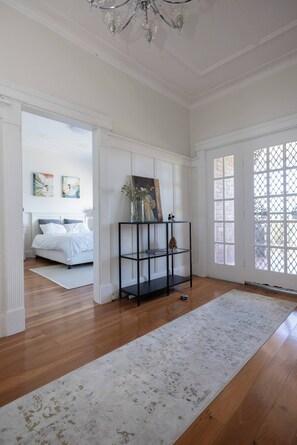 1 chambre, fer et planche à repasser, draps fournis