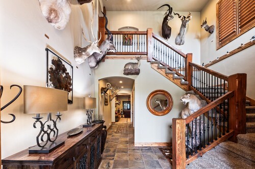 Mountain Luxury: Sleeps 10, Private Hot Tub, 15 Min to Canyons, Ideal for Family Getaways!