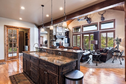 Mountain Luxury: Sleeps 10, Private Hot Tub, 15 Min to Canyons, Ideal for Family Getaways!