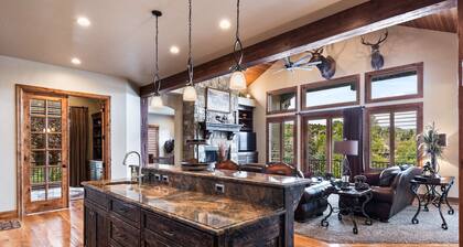 Mountain Luxury: Sleeps 10, Private Hot Tub, 15 Min to Canyons, Ideal for Family Getaways!