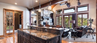 Mountain Luxury: Sleeps 10, Private Hot Tub, 15 Min to Canyons, Ideal for Family Getaways!