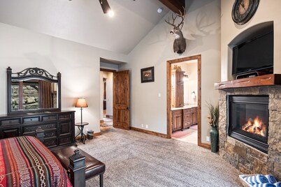 Mountain Luxury: Sleeps 10, Private Hot Tub, 15 Min to Canyons, Ideal for Family Getaways!