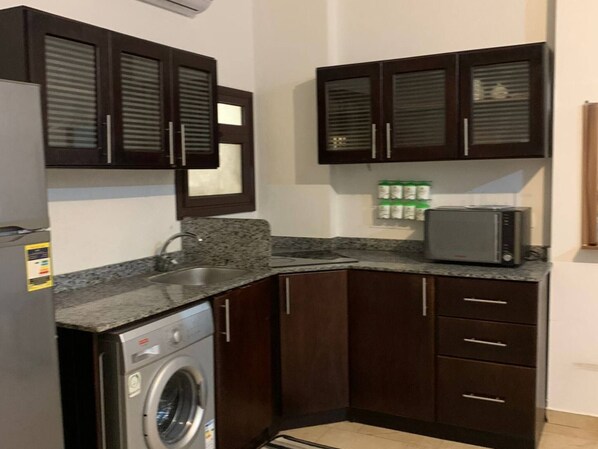 Een koelkast, een magnetron, een oven