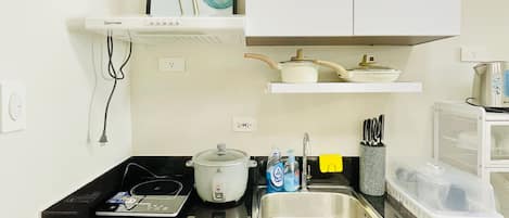 雪櫃、微波爐、焗爐、爐具