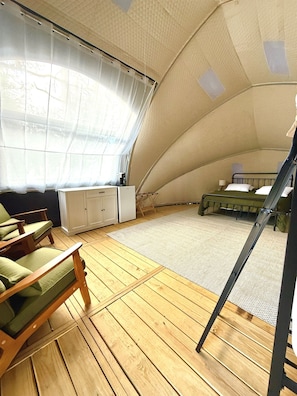 Travel crib, free WiFi, bed sheets