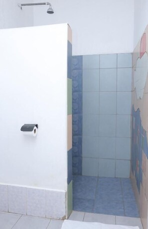 Kamar Single Deluks, pemandangan kebun | Kamar mandi | Shower, sandal, handuk, dan sabun