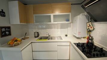 Microondas, horno, placa de cocina