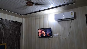 Desk, rollaway beds, free WiFi, bed sheets