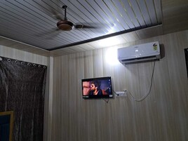 Desk, rollaway beds, free WiFi, bed sheets