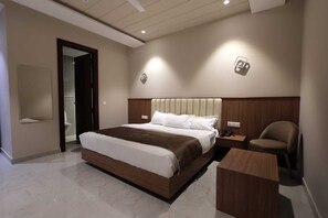 Desk, free WiFi, bed sheets - Pari Ac Restaurant & Hotel (Moradabad)