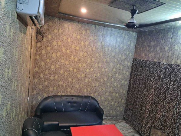 Een bureau, extra bedden (toeslag), gratis wifi, beddengoed