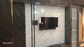 Skrivebord, wi-fi (inkludert) og sengetøy