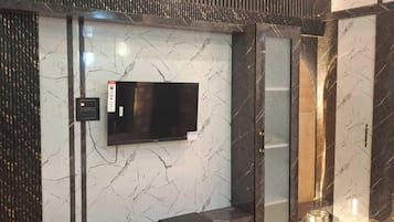 Escritorio, wifi gratis y ropa de cama