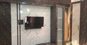 Työpöytä, ilmainen Wi-Fi, vuodevaatteet