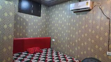 Desk, rollaway beds, free WiFi, bed sheets