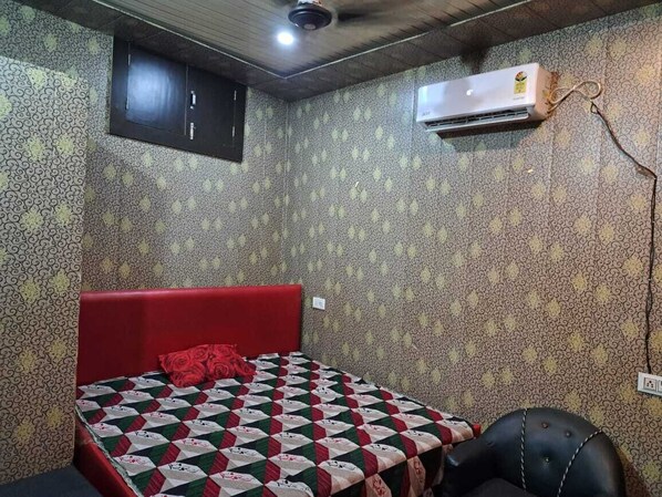 Desk, rollaway beds, free WiFi, bed sheets