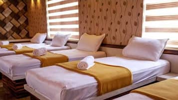 Habitación familiar, aire acondicionado | Escritorio, camas extra, wifi gratis y ropa de cama