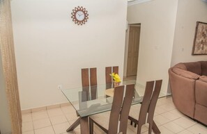 Khu vực ăn uống tại phòng