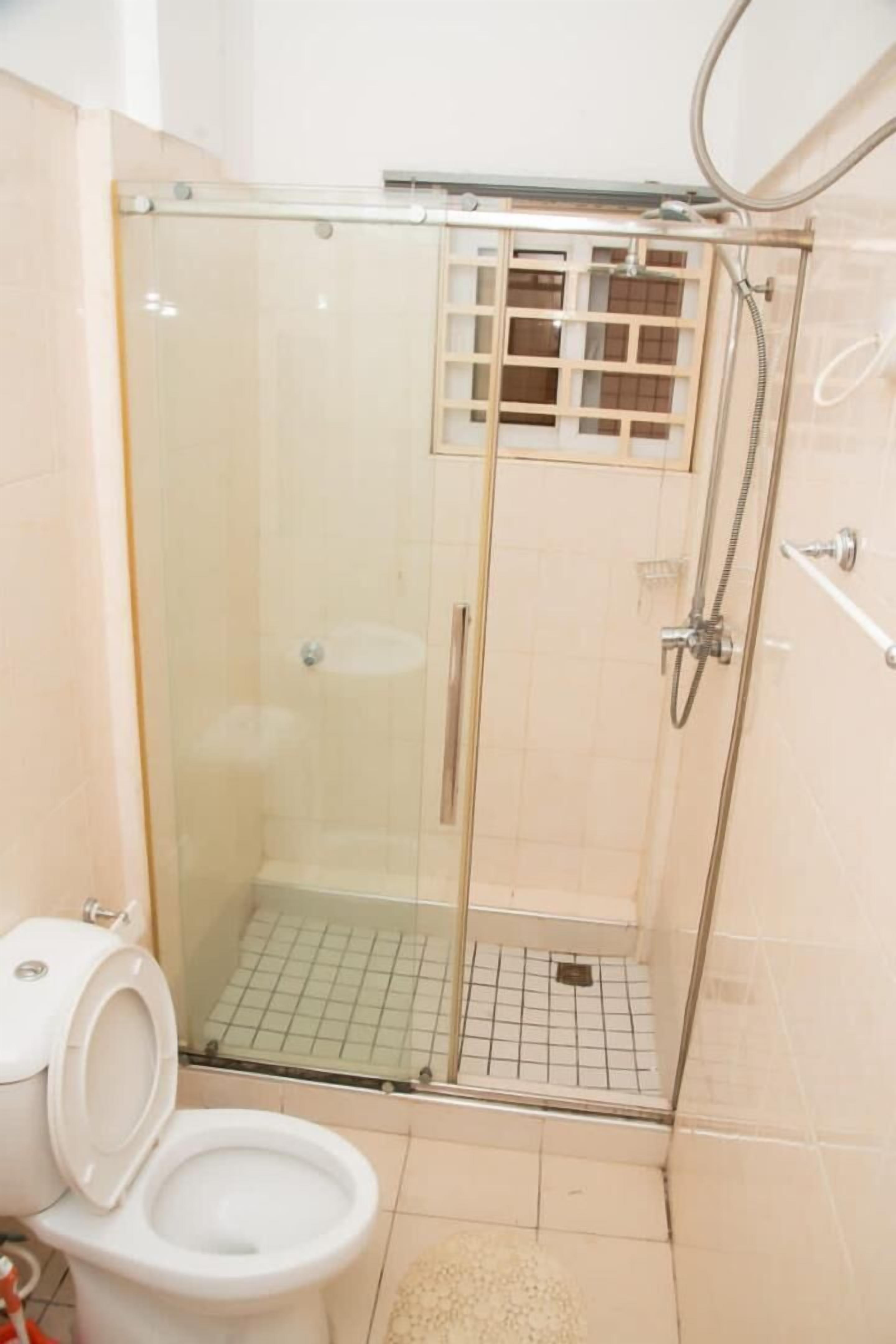 Bañera con ducha, jabón, papel higiénico
